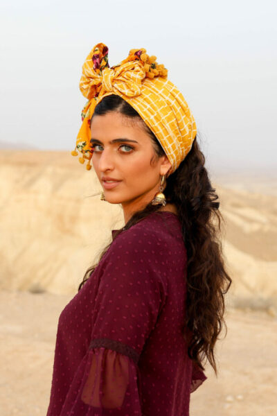 MUST-FLOW pompom scarf